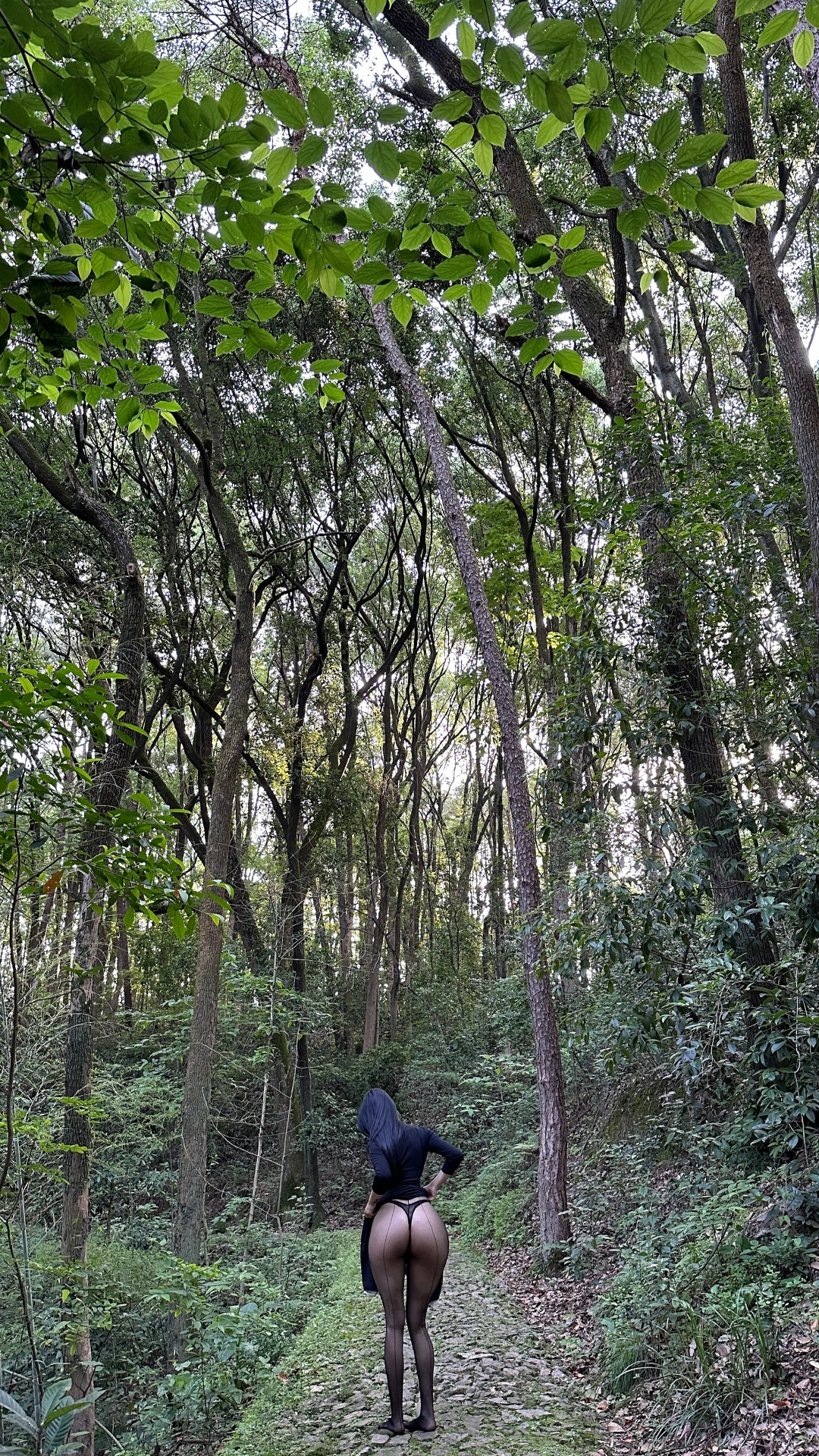 俏妞qiaoniuTT – 树林黑丝穿搭【36P】